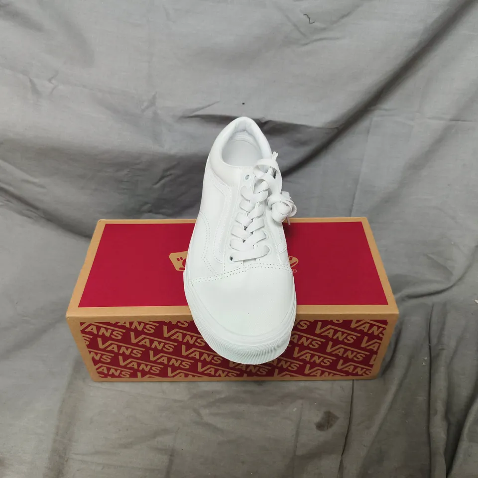 VANS OLD SKOOL WHITE SNEAKERS – UK 7 (US 8, EU 40.5)