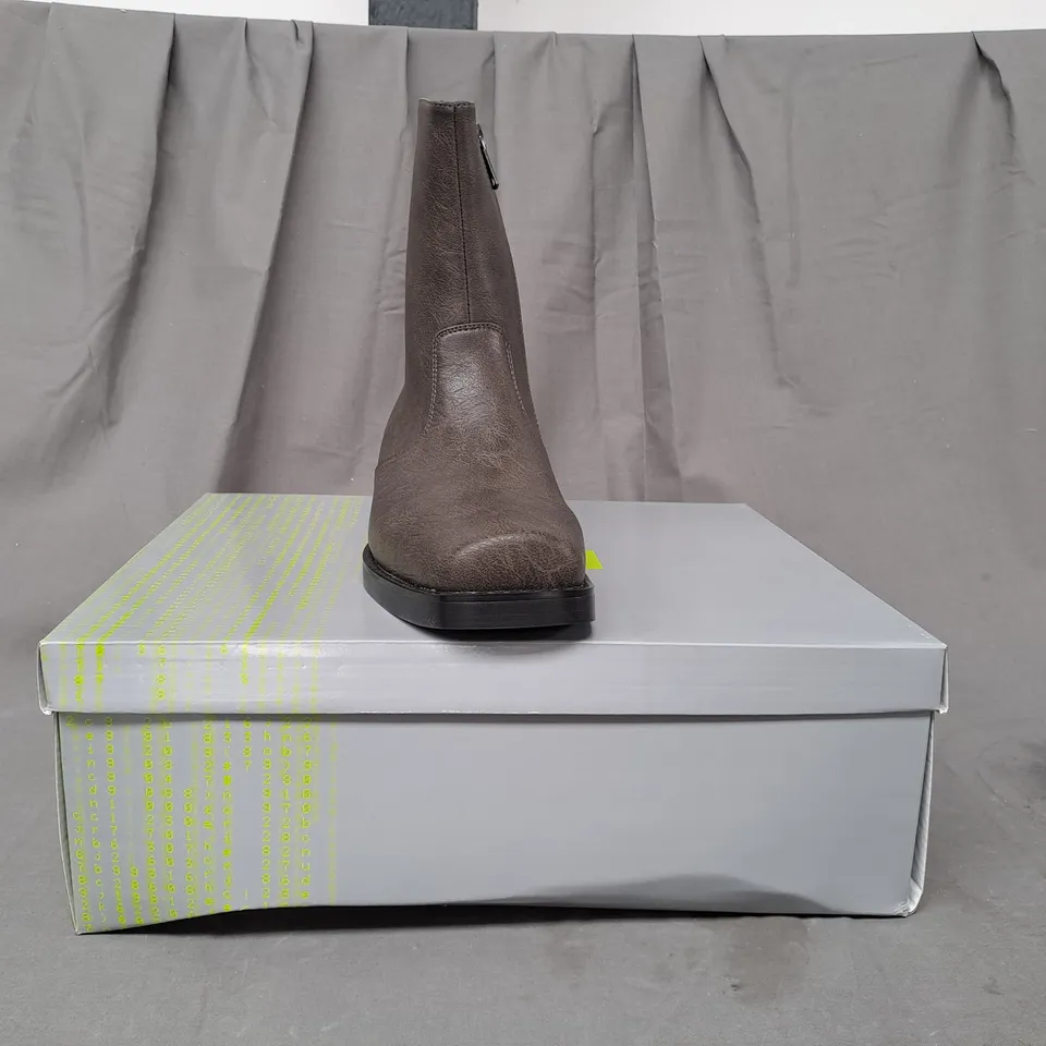 BOXED PAIR OF KOI THE CAVALRY MEN'S HEELED COWBOY BOOTS IN MOCHA UK SIZE 8