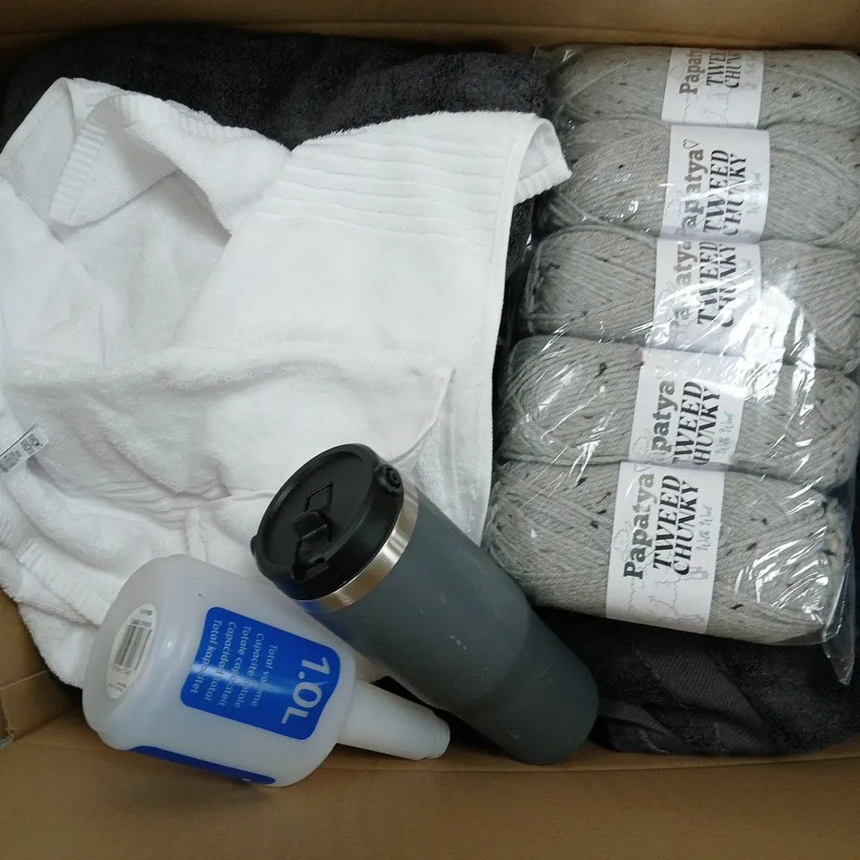 APPROXIMATELY 22 ASSORTED HOUSEHOLD ITEMS TO INCLUDE HAND TOWEL, TWEED CHUNKY, STEEL TUMBLER, ETC