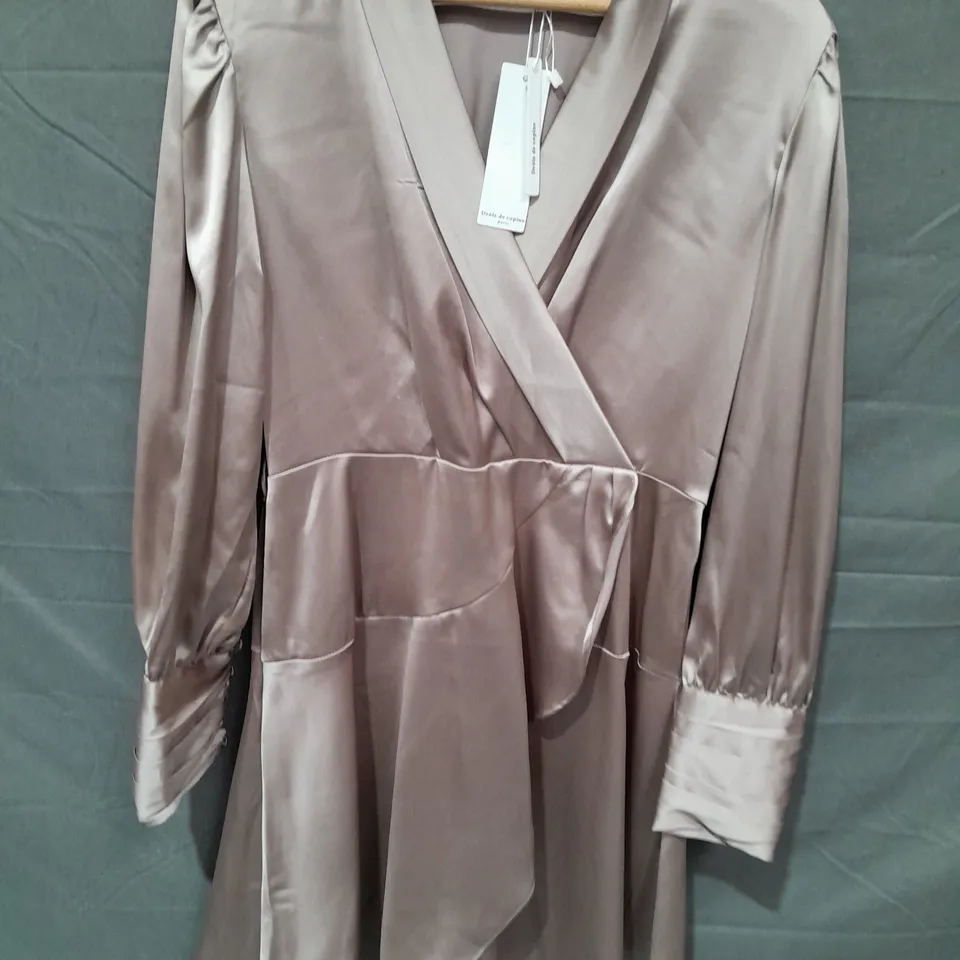 DROLE DE COPINE WRAP DETAIL DRESS IN CHAMPAIGNE - L