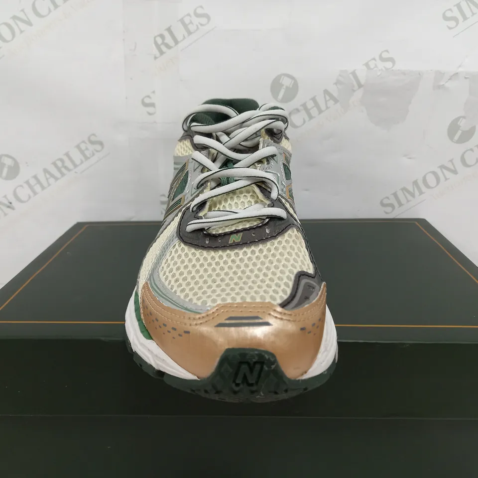BOXED PAIR OF NEW BALANCE 860V2 TRAINERS IN GREEN & CREAM - UK 9