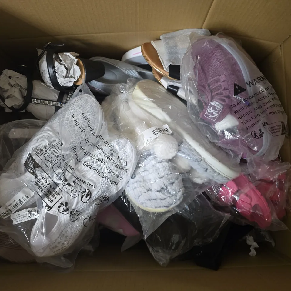 APPROXIMATELY 20 ASSORTED PAIRS OF SHOES AND FOOTWEAR ITEMS IN VARIOUS STYLES AND SIZES TO INCLUDE BRANDS SUCH AS LILLEY, LUNAR, THE SLIPPER COMPANY, ETC
