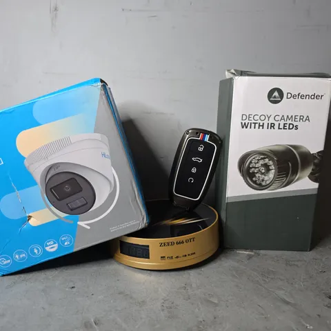 APPROXIMATELY 6 ASSORTED ITEMS TO INCLUDE -DEFENDER DECORY CAMERA , CAR KEY CARRY CASE , HILOOK ETC