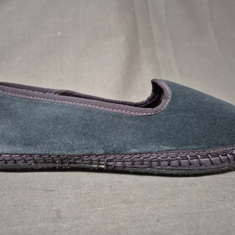 BOXED PAIR OF FLABELUS WENDY FLAT SLIP-ON SHOES IN GREY EU SIZE 36