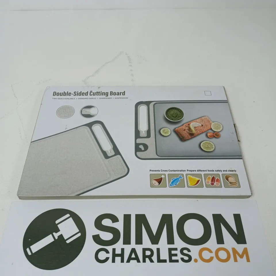 DOUBLE-SIDED CUTTING BOARD – BOXED
