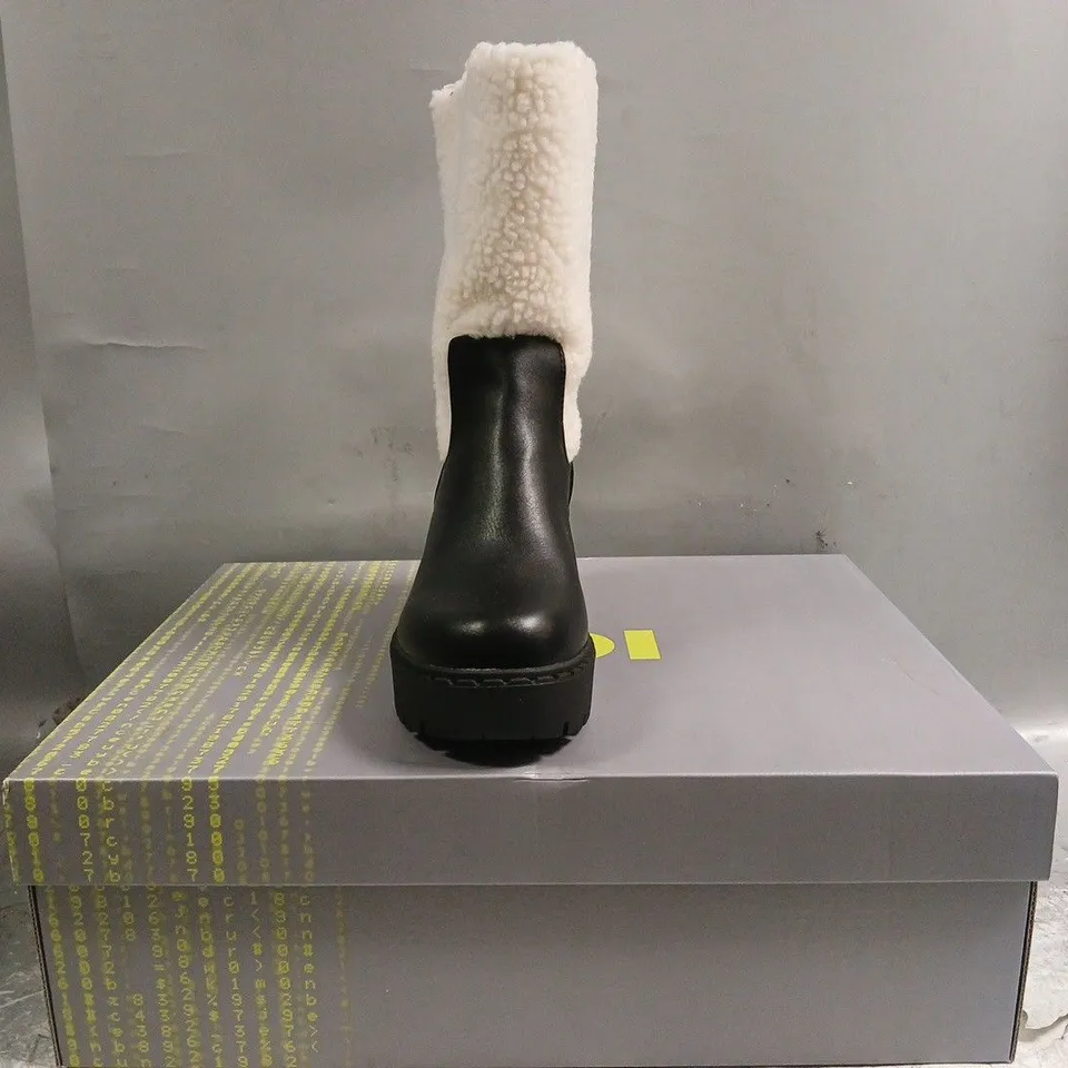 BOXED PAIR OF KOI TEXEL SHEARLING SWITCH BOOTS IN BLACK SIZE UK 5