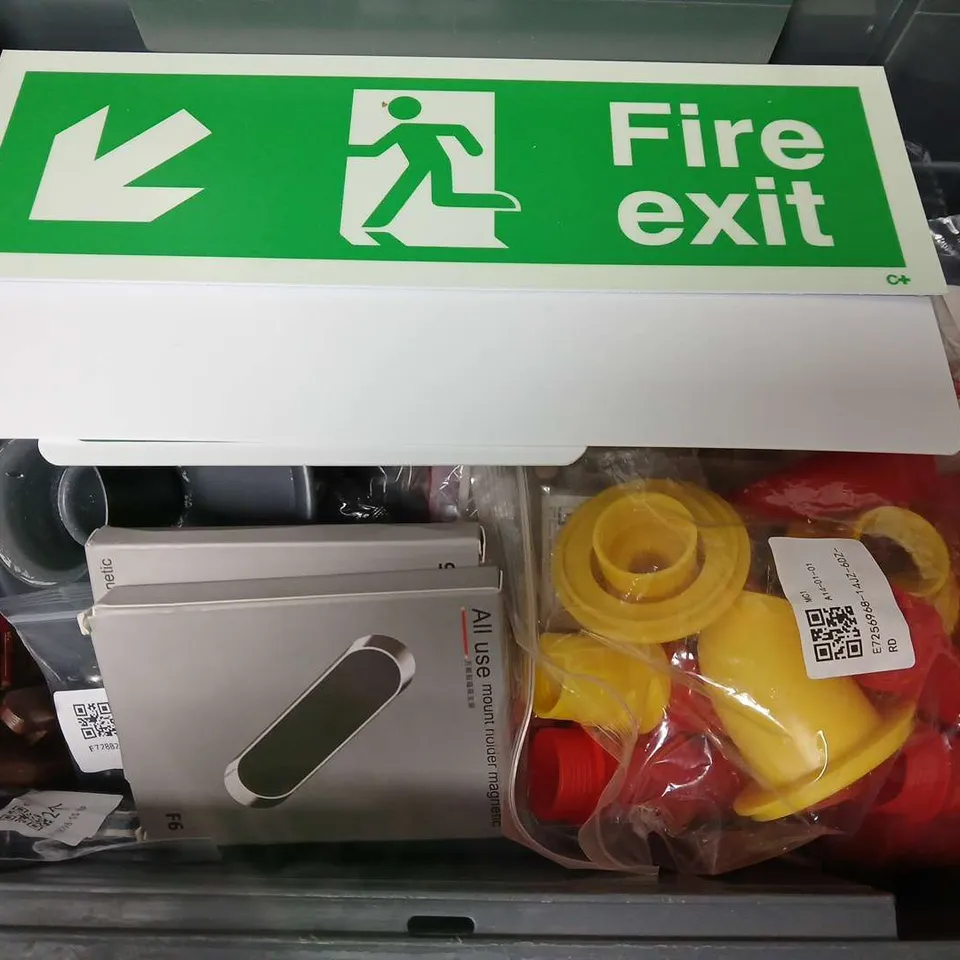 APPROXIMATELY 20 ASSORTED HOUSEHOLD ITEMS TO INCLUDE FIRE EXIT SIGN, SWITCH, ALL USE MAGNET, ETC