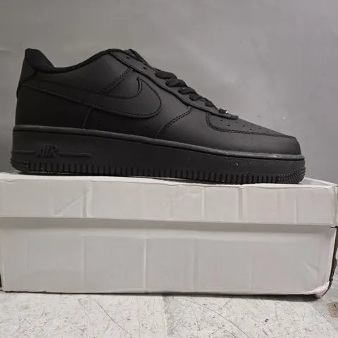 BOXED PAIR OF NIKE AIR FORCE 1 '07 SHOES IN BLACK SIZE UK 10