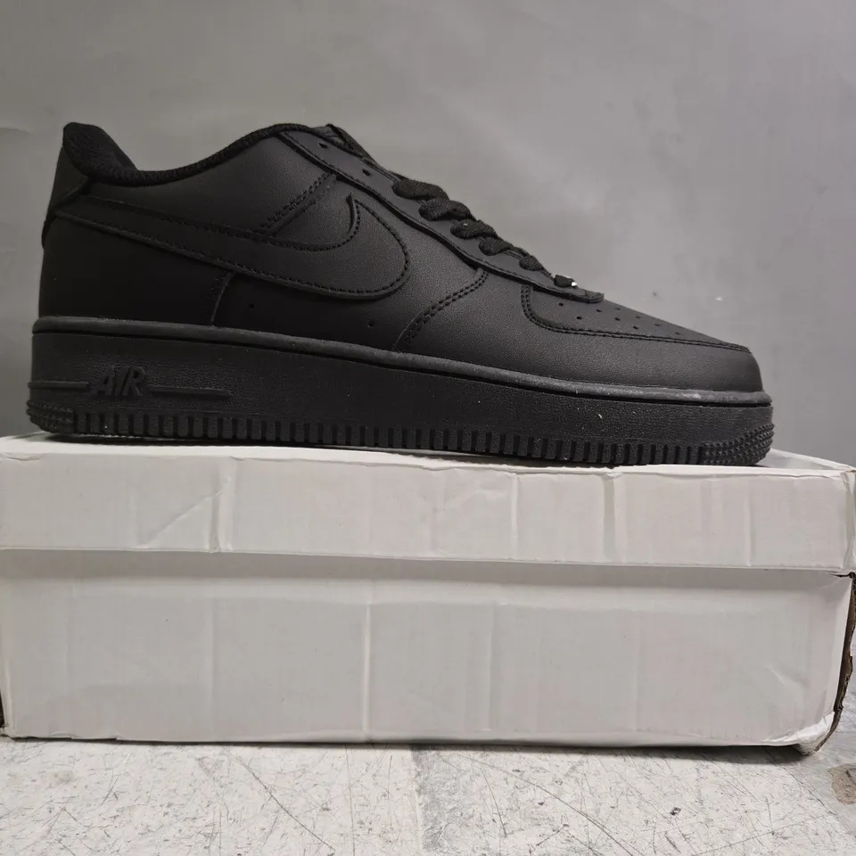 BOXED PAIR OF NIKE AIR FORCE 1 '07 SHOES IN BLACK SIZE UK 10