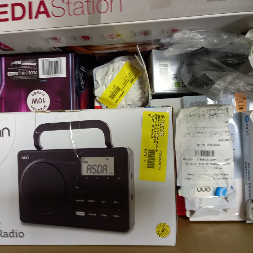 LOT OF APPROXIMATELY 20 ELECTRICAL ITEMS, TO INCLUDE CHARGER, EARPHONES, ETC