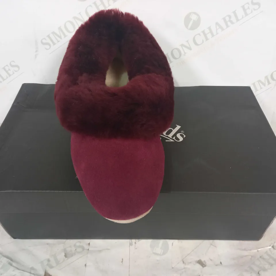 BOXED PAIR OF MORLANDS FAUX FUR LINED SHOES IN BURGUNDY UK SIZE 6
