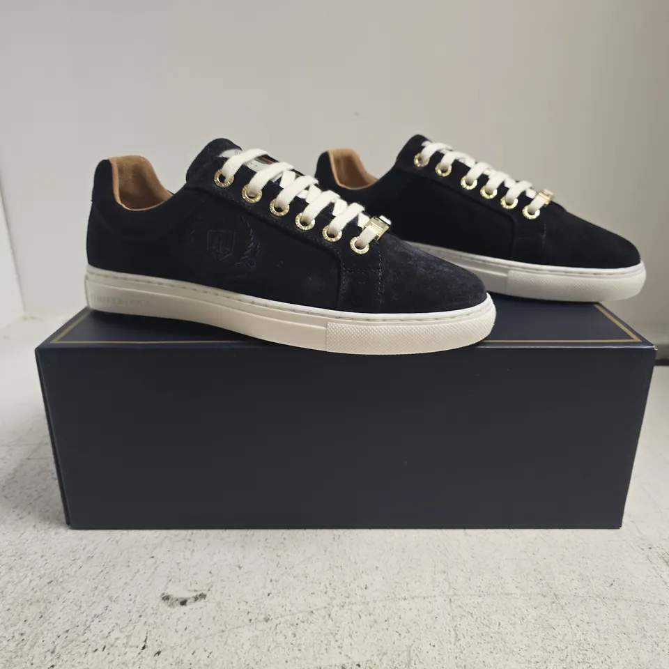BOXED PAIR OF FAIRFAX & FAVOR LADIES RICHMOND TRAINERS IN NAVY SUEDE SIZE UK 5