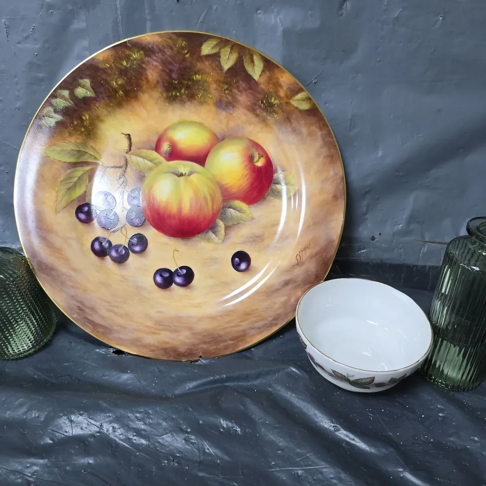 APPROXIMATELY 5 ASSORTED ITEMS TO INCLUDE - FRUIT DESIGN PLATE , SMALL WHITE DISH , SATCHVILLE VINTAGE GREEN GLASS BOTTLE ETC