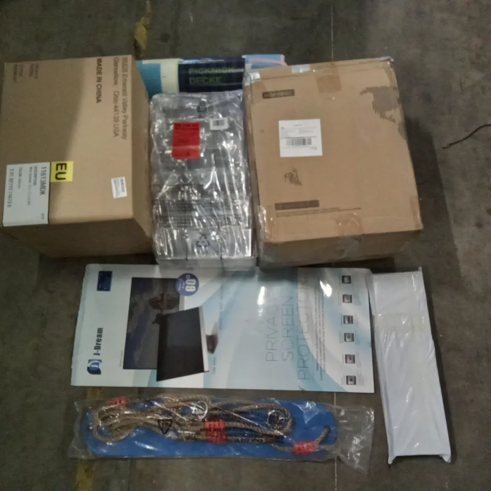PALLET OF ASSORTED ITEMS INCLUDING PRIVACY SCREEN PROTECTOR, BLUE ROPE SWING, M-DESIGN WIRE BASKETS, PICNICK DECKLE, M-DESIGN CLEAR BINS