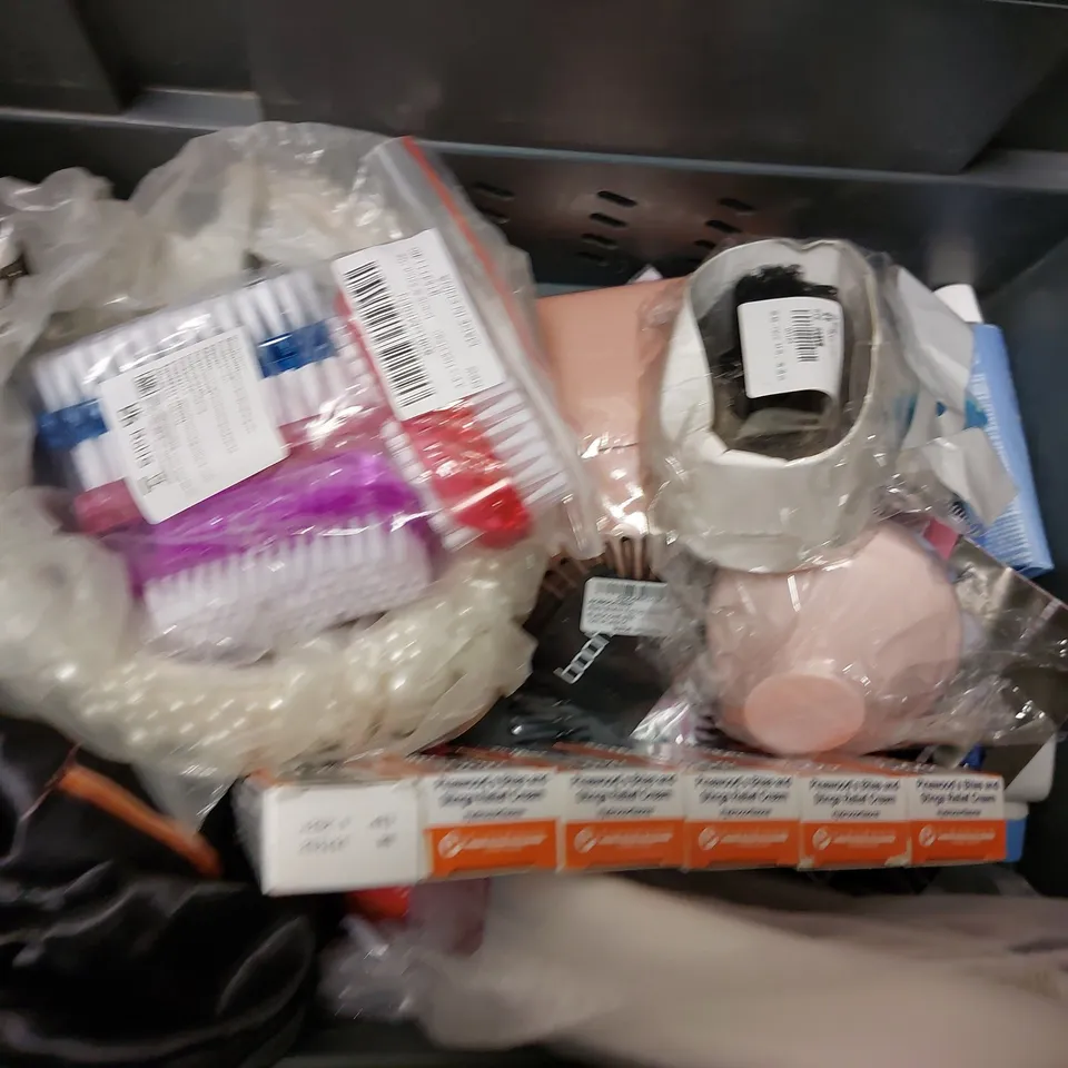 BOX OF APPROX 15 COSMETIC ITEMS TO INCLUDE DENTAL PODS, LOREAL ELVIVE WONDER WATER, WESTLAB SHOWER GEL