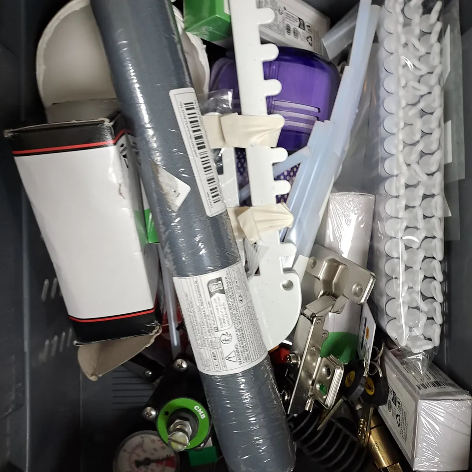 APPROXIMATELY 15 ASSORTED HOUSEHOLD ITEMS TO INCLUDE PEGS, TUBE BENDER, COOKWARE ETC 