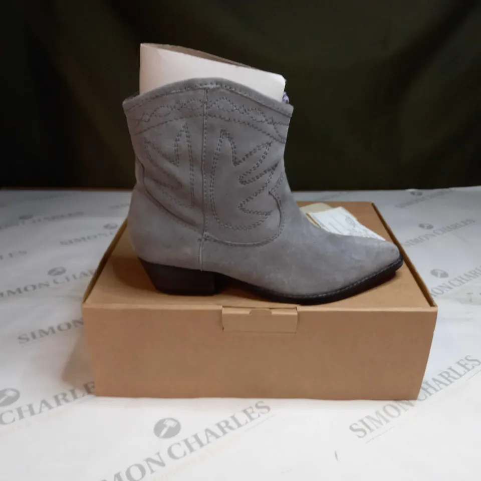 BOXED MAISON DE NIMES SUEDE WESTERN BOOTS SIZE 5