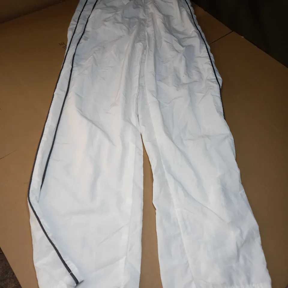 PULL & BEAR BAGGY TRACKSUIT PANTS IN WHITE WITH BLACK STRIPE - MEDIUM