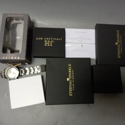 APPROXIMATELY 30 ASSORTED JEWELLERY PRODUCTS TO INCLUDE RINGS , WATCHES , NECKLACES , ETC