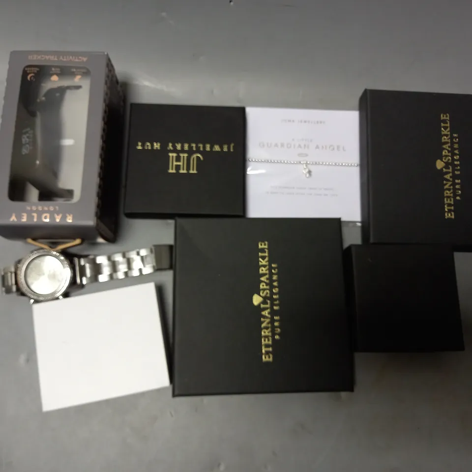 APPROXIMATELY 30 ASSORTED JEWELLERY PRODUCTS TO INCLUDE RINGS , WATCHES , NECKLACES , ETC  