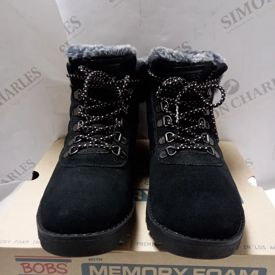 SKECHERS MOUNT HIKER SUEDE BOOTS - SIZE 5.5