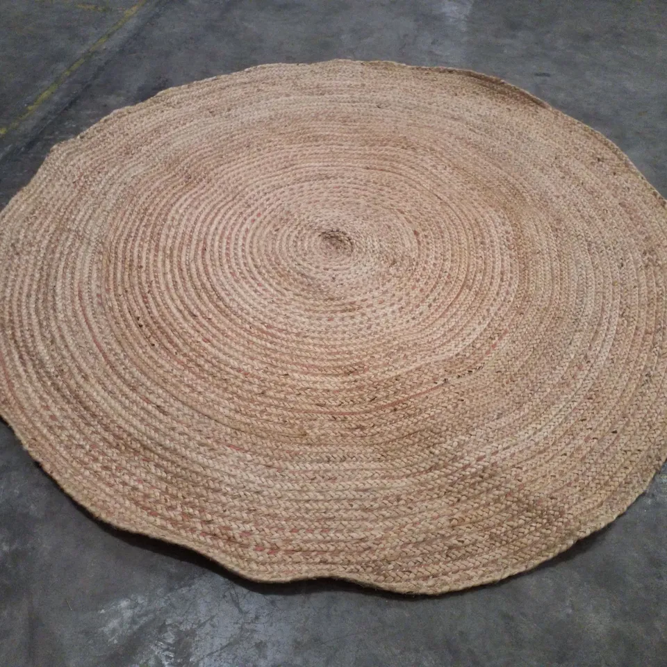 QUALITY DESIGNER AREA RUG - APPROXIMATELY 180CM D