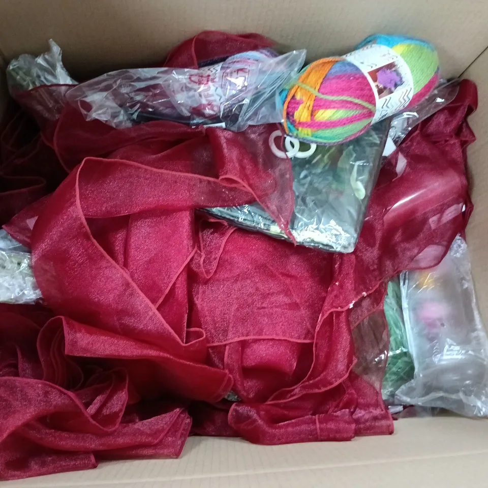 BOX OF APPROXIMATELY 20 HOUSEHOLD ITEMS TO INCLUDE A CAN CRUSHER, BLUE BATH TOWEL AND MULTI COLOURED KNITTING YARN