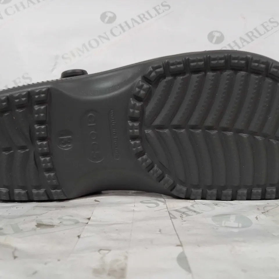 BOXED PAIR OF CROCS CLASSIC SHOES IN SLATE GREY SIZE M13