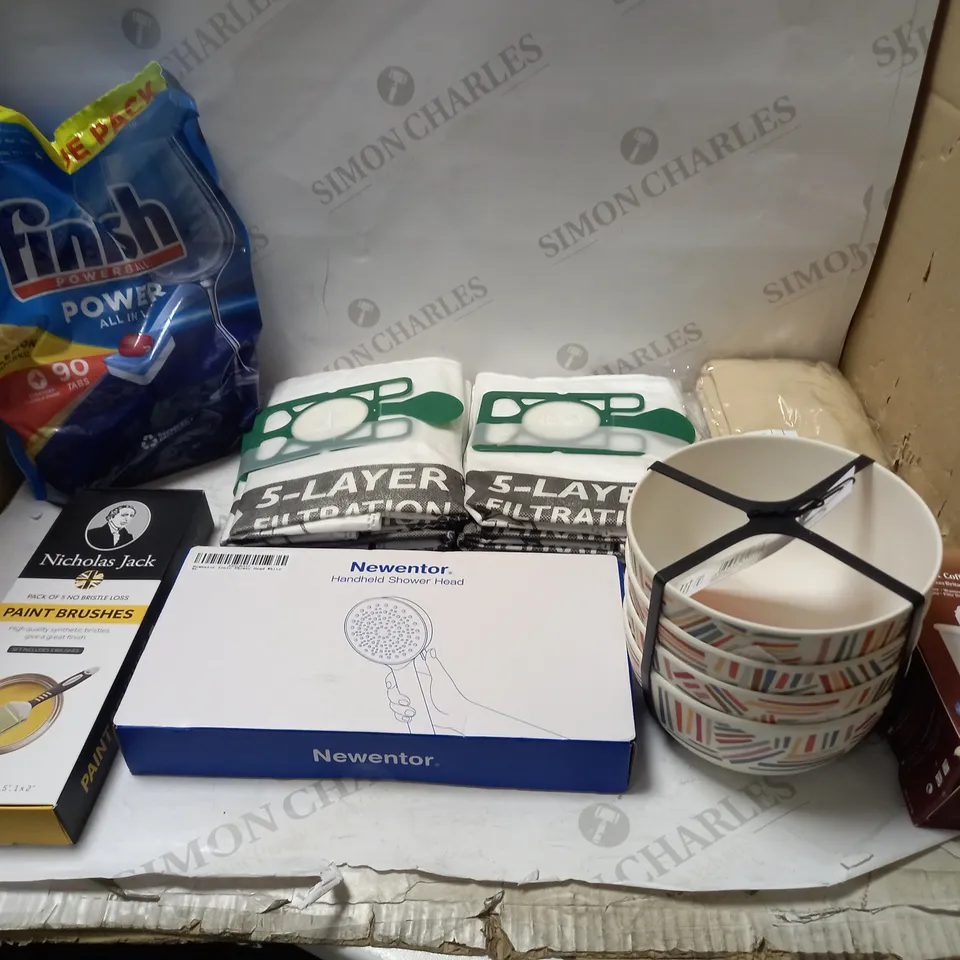 LOT OF ASSORTED HOUSEHOLD ITEMS TO INCLUDE PAINT BRUSHES, FILTERS AND SHOWER HEADS