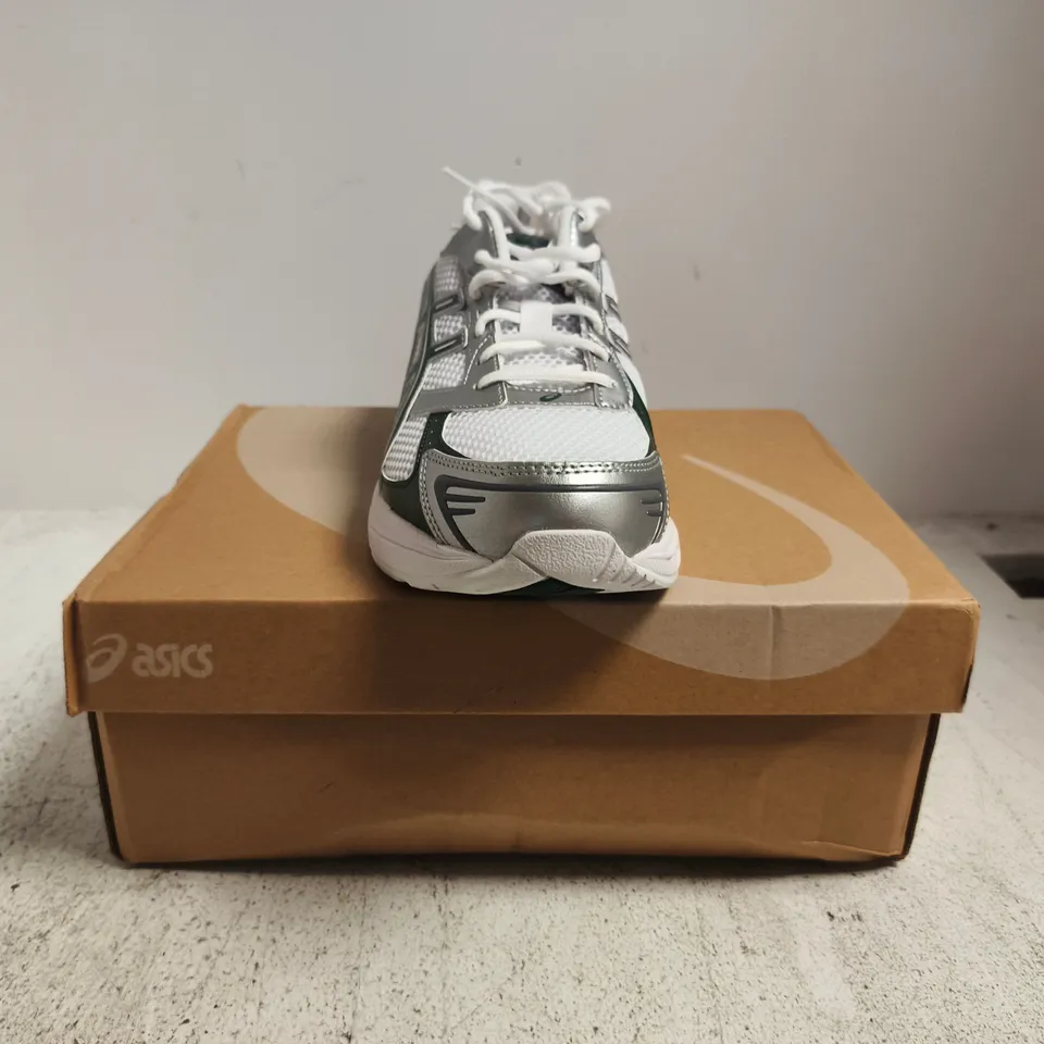 BOXED PAIR OF ASICS GEL-1130 TRAINERS IN WHITE/FOREST NIGHT SIZE UK 9