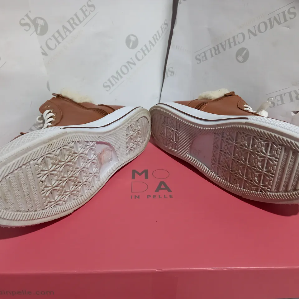 MODA TAN LEATEHR FUR COLLAR LACE UP HIGH TOP - SIZE 6