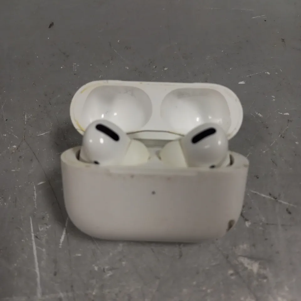 APPLE AIRPODS WITH CHARGING CASE - A2190