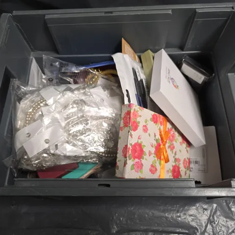 LARGE QUANTITY OF ASSORTED JEWELLERY AND ACCESSORIES