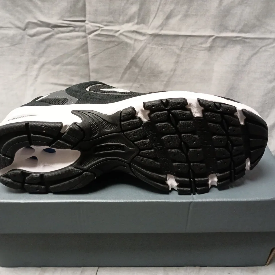 BOXED PAIR OF NEW BALANCE RUNNING 530 TRAINERS IN BLACK - UK 5