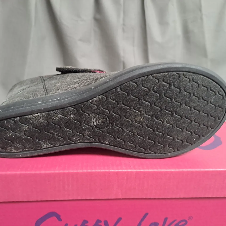 BOX OF APPROXIMATELY 9 PAIRS OF BLACK GUPPY LOVE WEDGE SHOES IN VARIOUS SIZES 