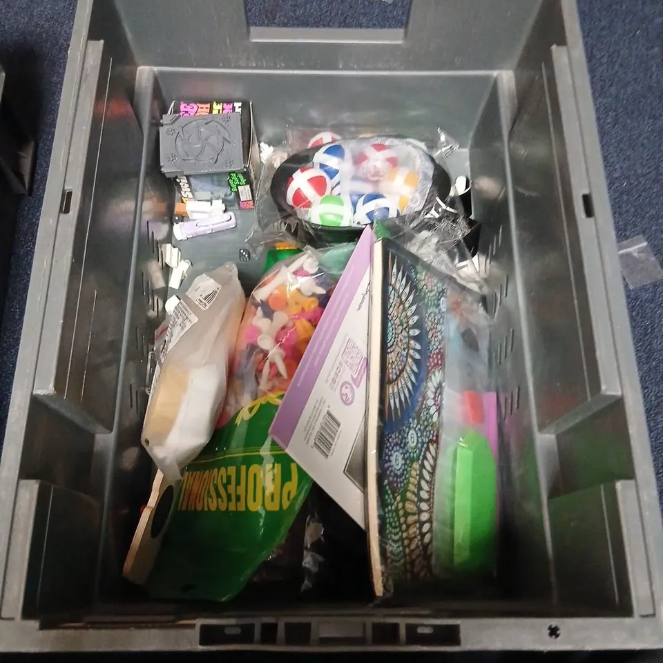 LARGE QUANTITY OF ASSORTED TOYS AND ACCESSORIES TO INCLUDE; VIBRATING CHEWING TOY, FROZEN II COLLECTORS TIN PANINI, GLOW DARK GLOW WAND AND KIDS WATCH