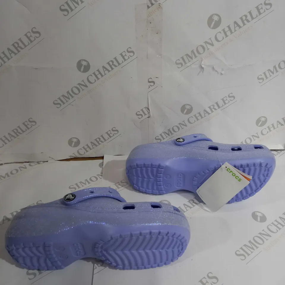 BAGGED PAIR OF CROCS PLATFORMS CLOGS IN LILAC GLITTER 