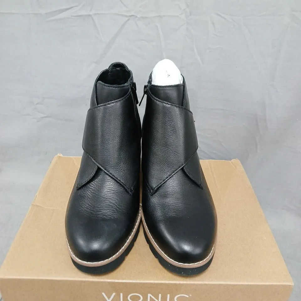 BOXED PAIR OF VIONIC ABBY LEATHER BOOTS - UK SIZE 6