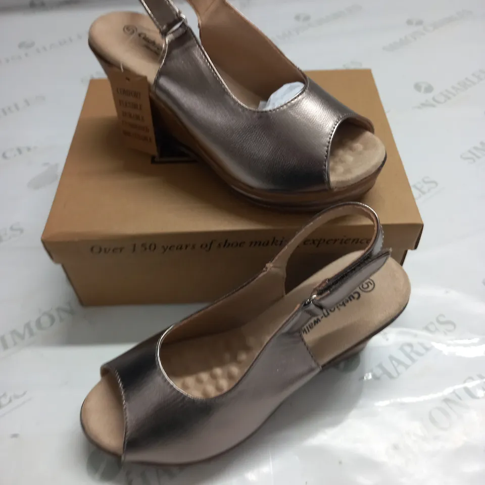 BOXED PAIR OF CUSHION WALK WEDGE HEEL SHOES IN GOLD - SIZE 5