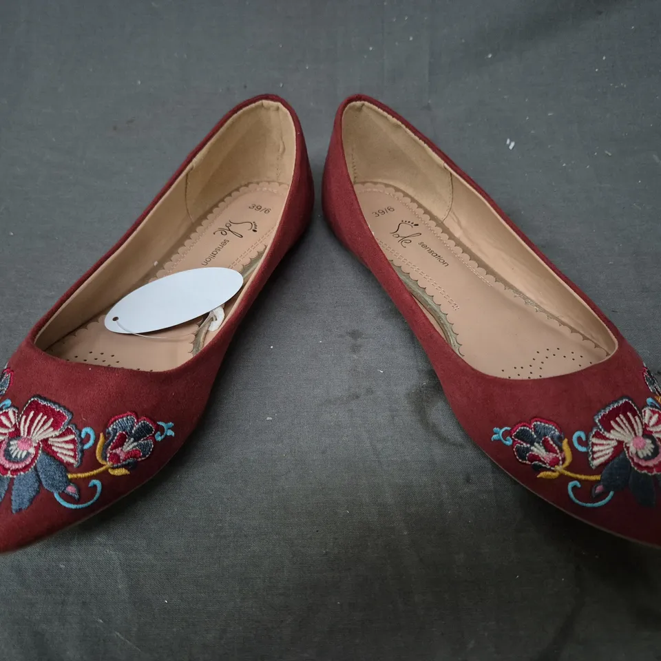 BOXED PAIR OF SOLE SENSATION SLIP-ON SHOES IN RED W. FLORAL DESIGN SIZE 6