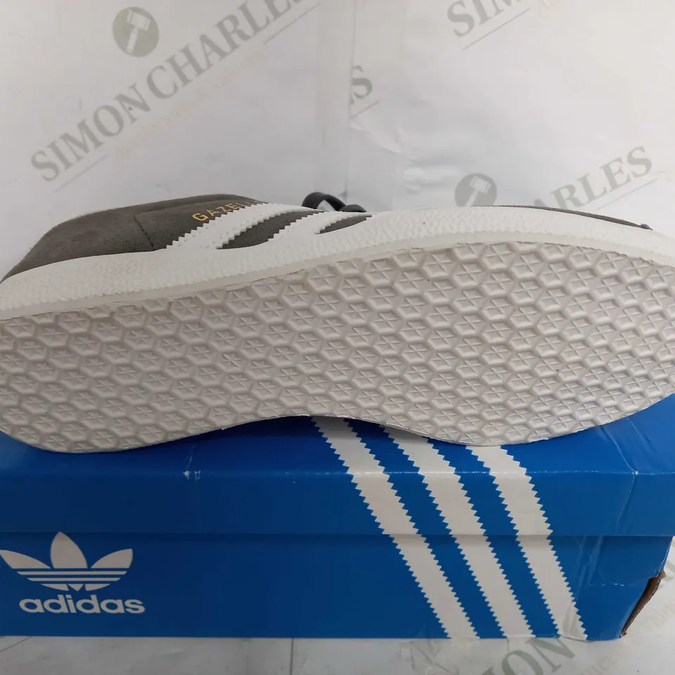 BOXED PAIR OF ADIDAS ORIGINALS GAZELLE TRAINERS - GREY/WHITE - UK 4.5