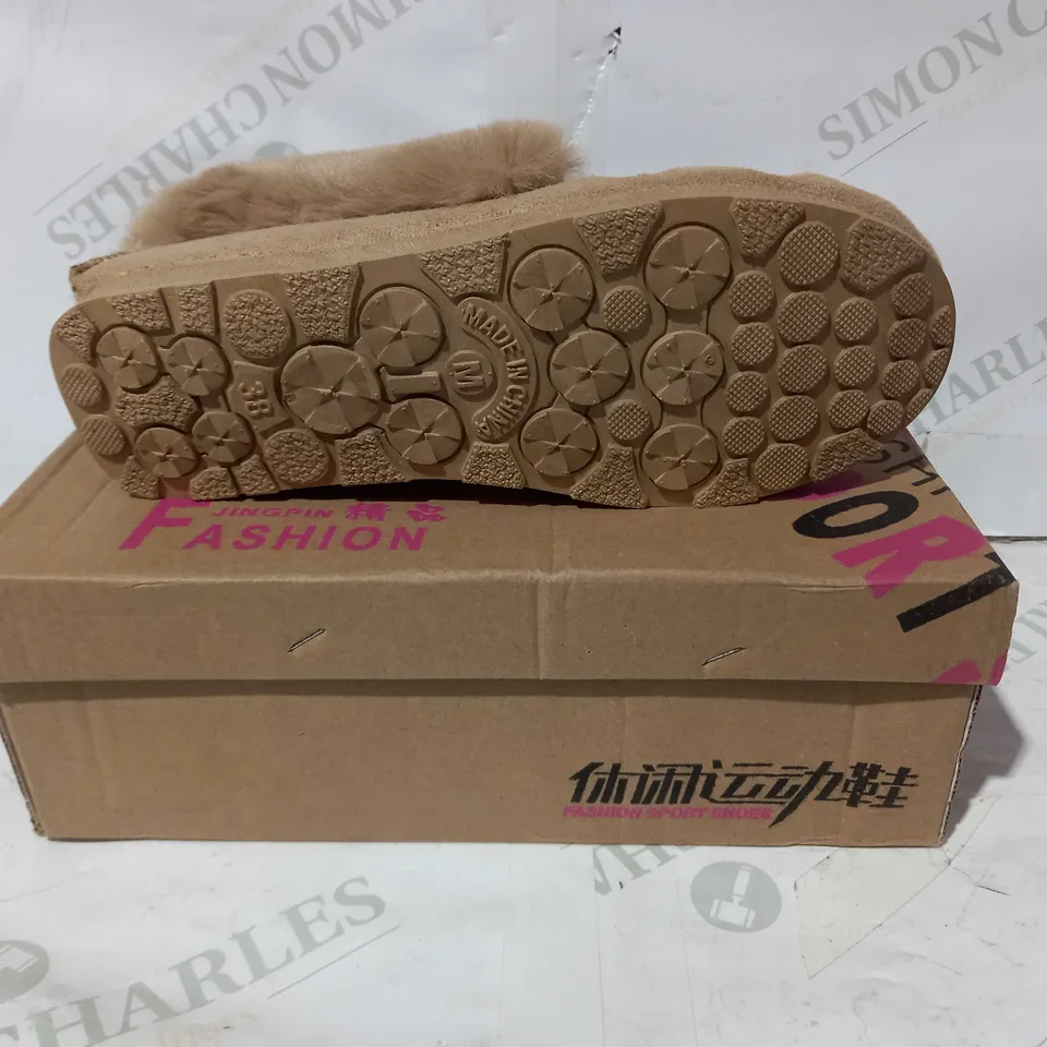 BOXED PAIR OF JINGPIN FASHION FUR LINED SLIP-ON SHOES IN TAN UK SIZE 5