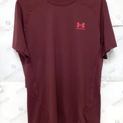 UNDER ARMOUR LOGO T-SHIRT IN MAROON - MEDIUM