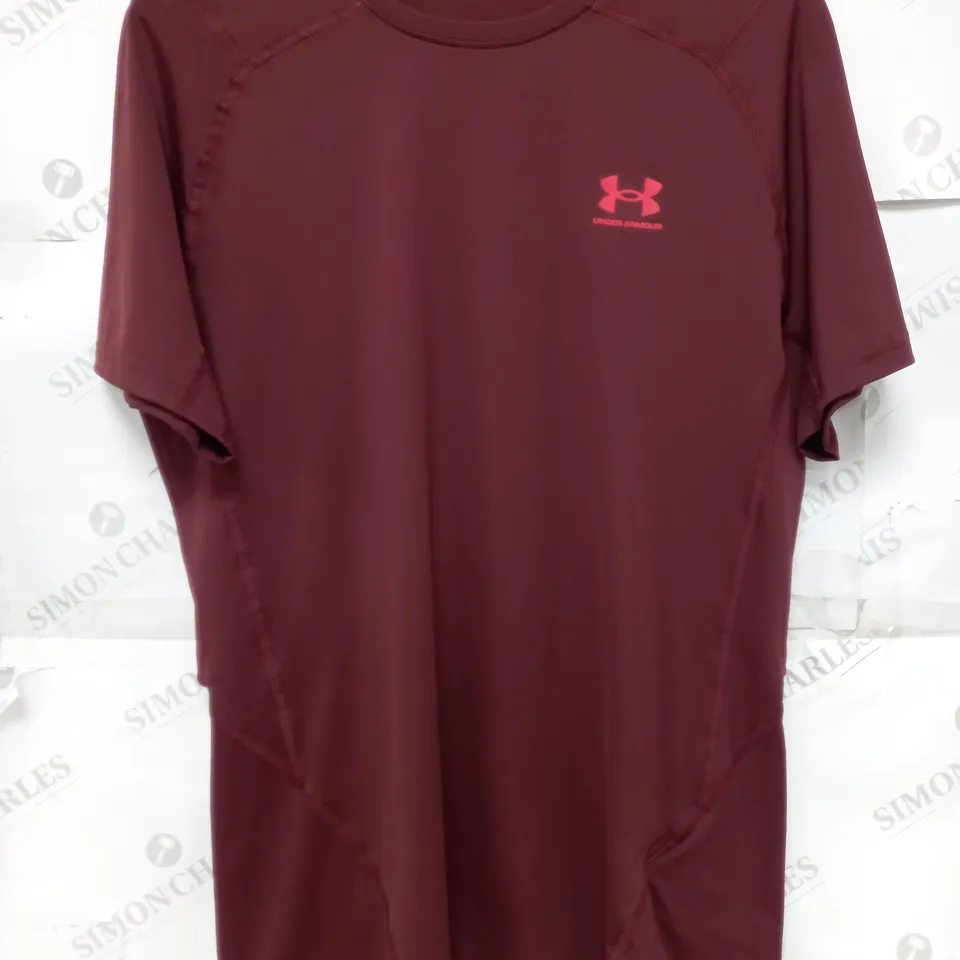 UNDER ARMOUR LOGO T-SHIRT IN MAROON - MEDIUM