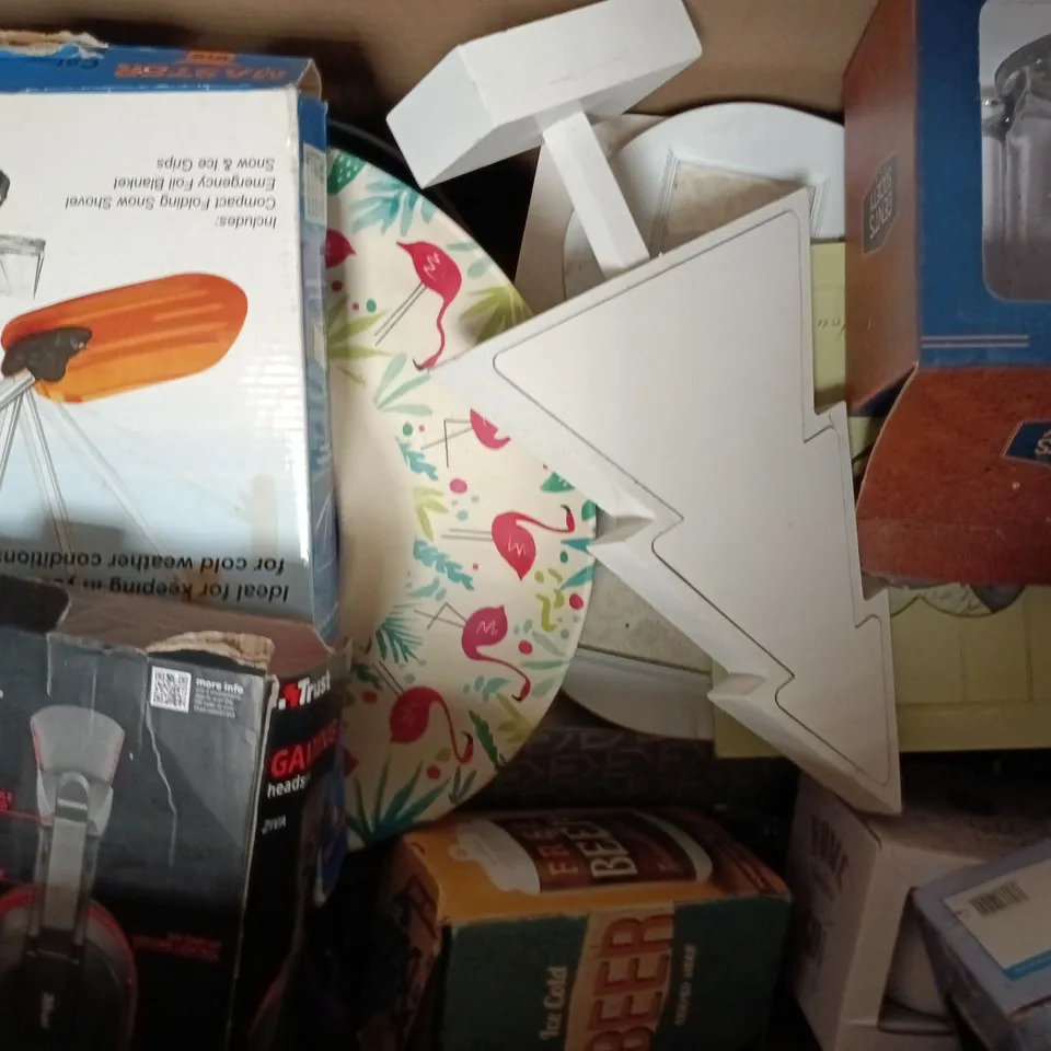 BOX OF APPROXIMATELY 10 ASSORTED HOUSEHOLD ITEMS TO INCLUDE SPIDER-MAN BEACH MAT, INFINITY MIRROR, ETC