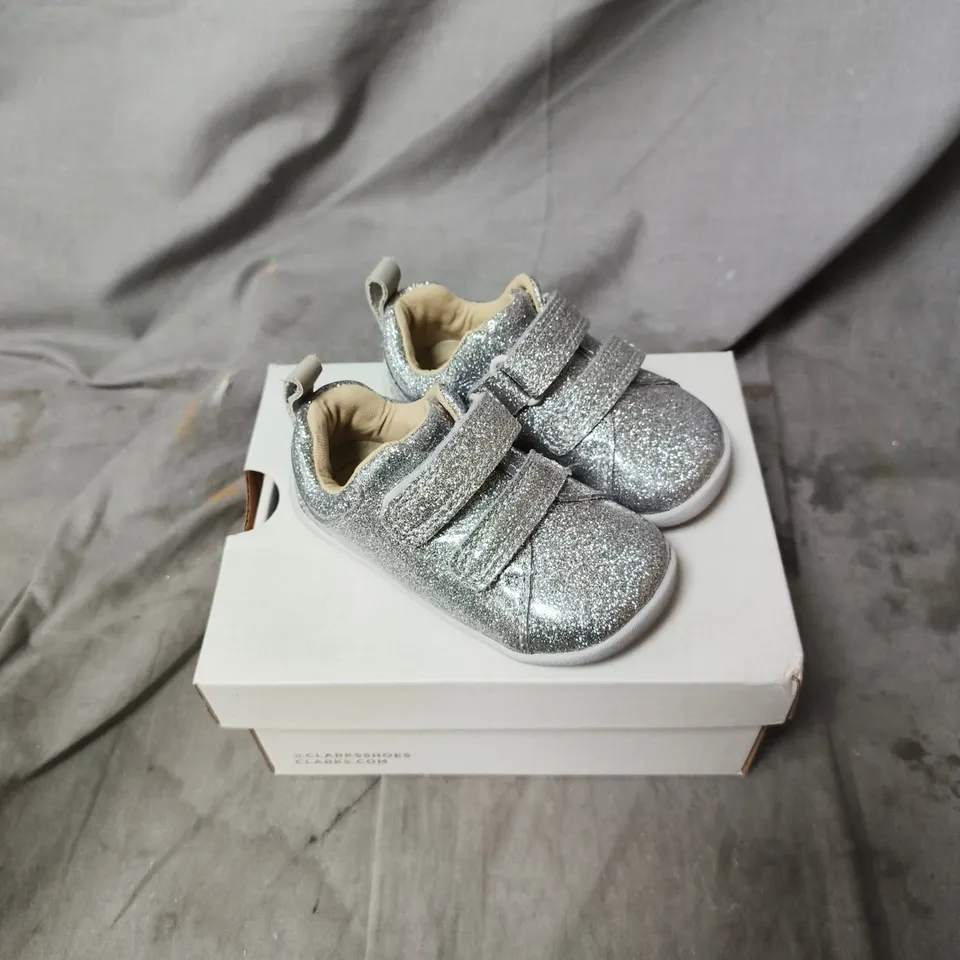 CLARKS FIRST SHOES GLITTER SILVER BABY SHOES WITH VELCRO STRAPS UK SIZE 3.5 FEMALE