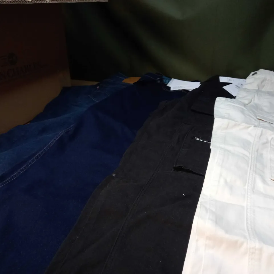 BOX OF APPROX 10 ASSORTED JEANS/DENIM ITEMS VARYING IN SIZE/COLOUR/STYLE