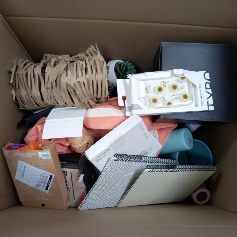 BOX OF APPROXIMATELY 40 ASSORTED HOUSEHOLD ITEMS TO INCLUDE MARKERS, DIARIES, KEYRING, ETC