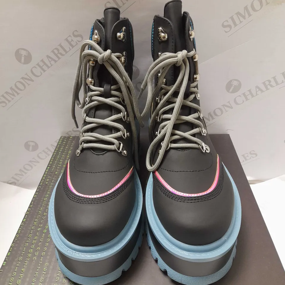 KOI SPECTRE FLASH MATRIX BLACK/TURQUOISE BOOTS - SIZE 6