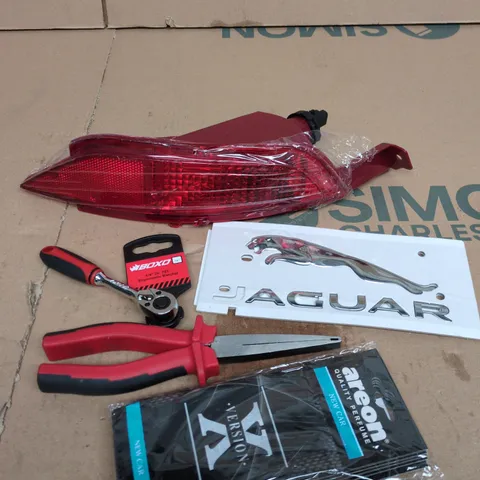 APPROXIMATELY 10 ASSORTED VEHICLE PARTS/ACCESSORIES TO INCLUDE LIGHT UNIT, ERGONOMIC RATCHET, AIR FRESHENERS ETC